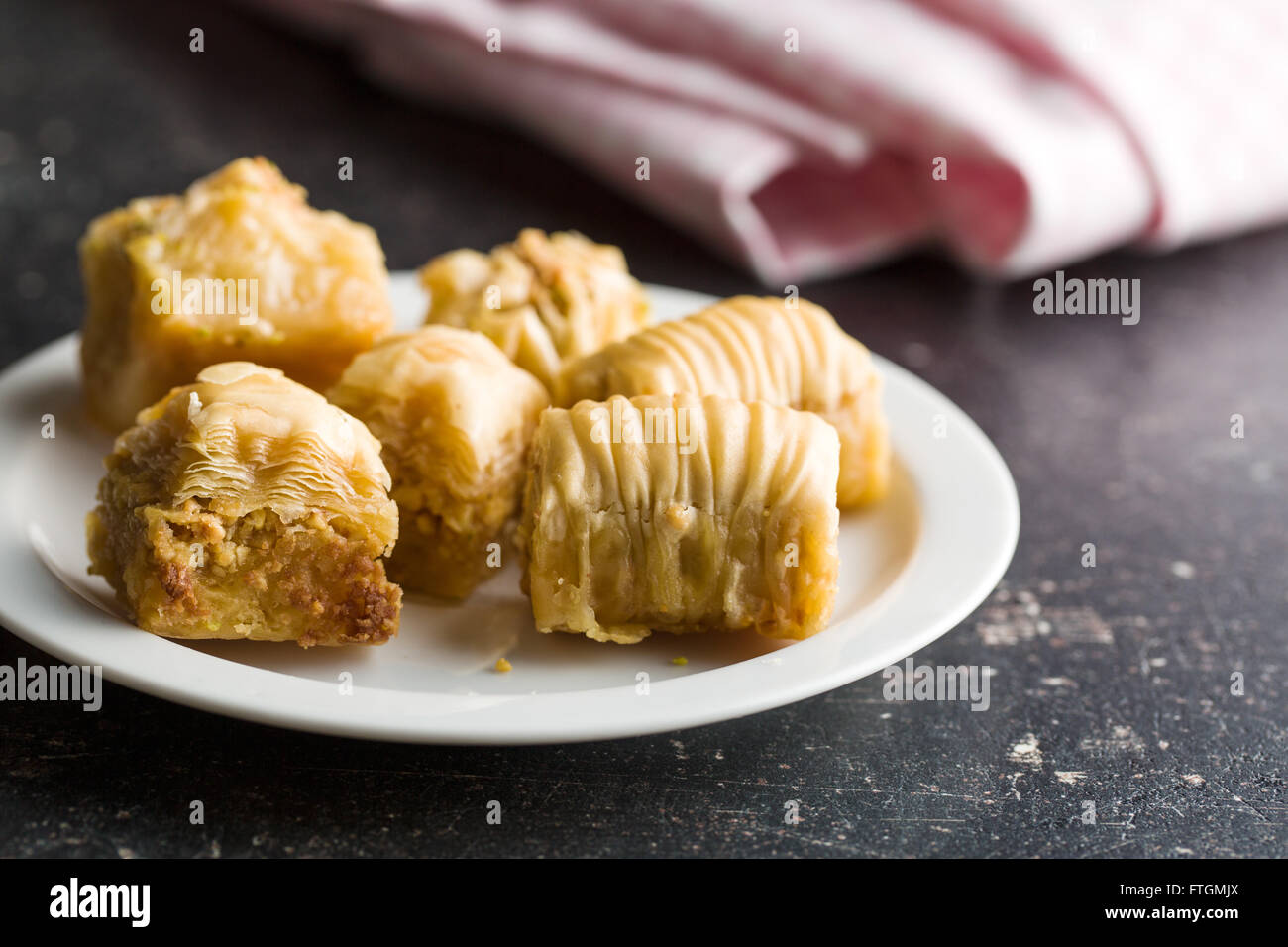 Sweet baklava dessert sur assiette Banque D'Images