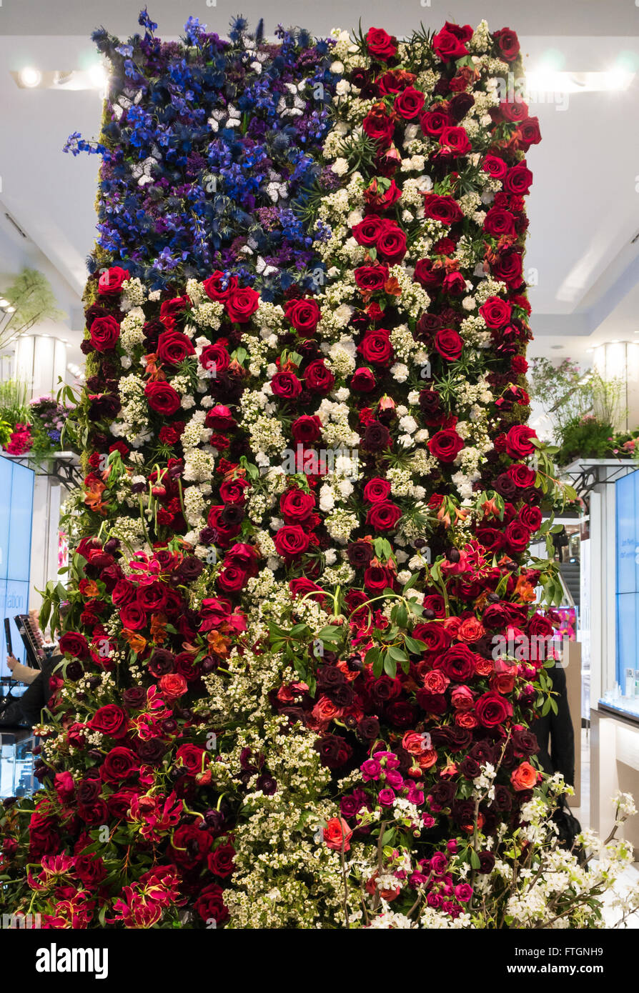 Macy's Flower Show annuel : le drapeau américain composé de roses et d'autres rouge, blanc et bleu de fleurs. Banque D'Images