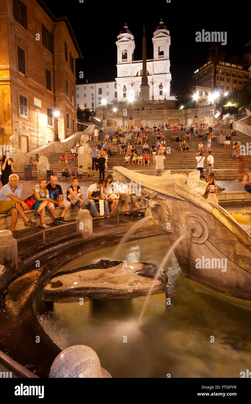 L'Italie, Lazio, Rome, Piazza di Spagna, la Fontaine de la Place Fontana della Barcaccia historique d'Espagne avec la Trinità dei Monti Banque D'Images