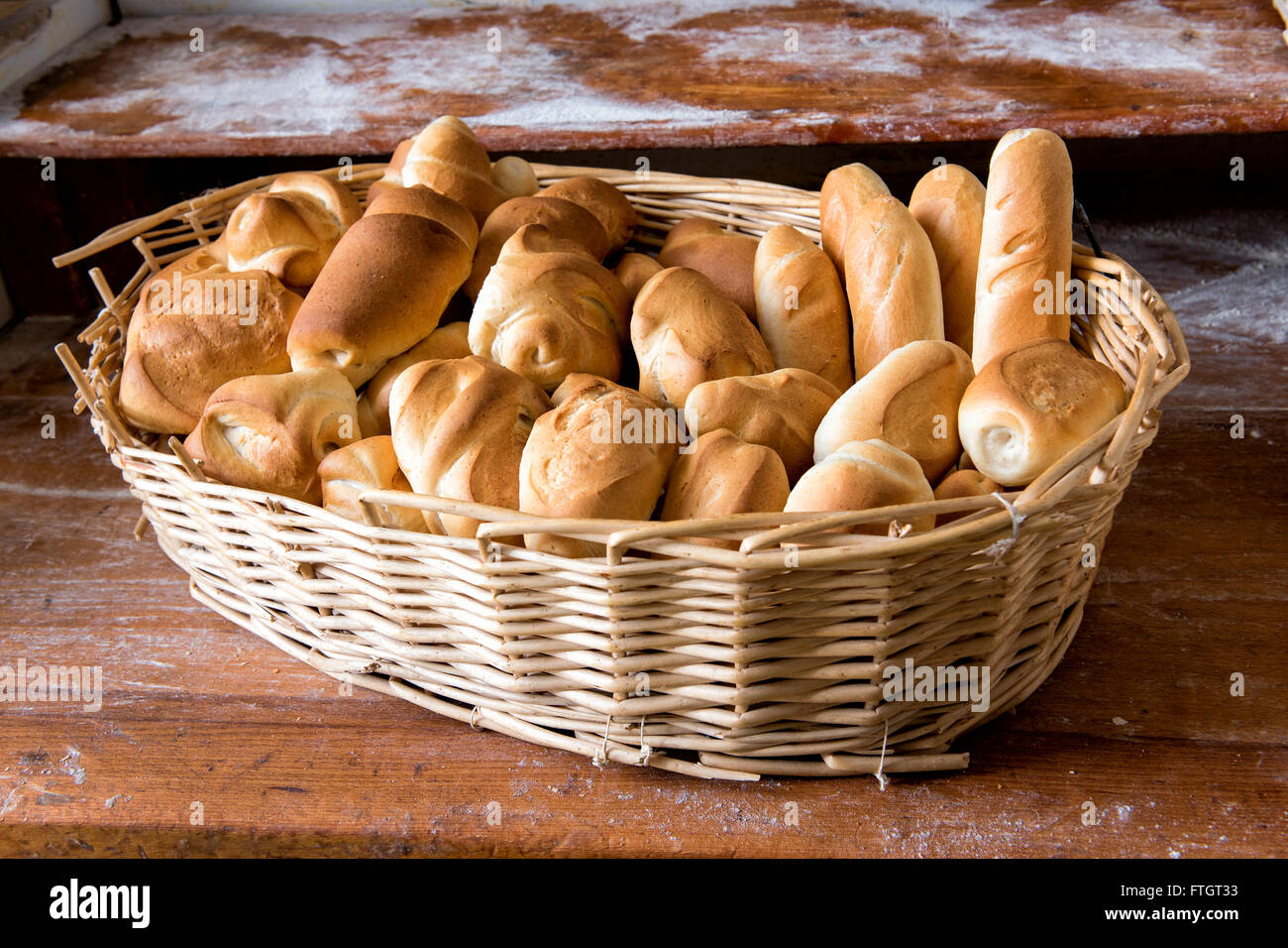 Panier en osier rempli de différents rouleaux croustillants blanc sur  l'affichage pour la vente dans une boulangerie Photo Stock - Alamy