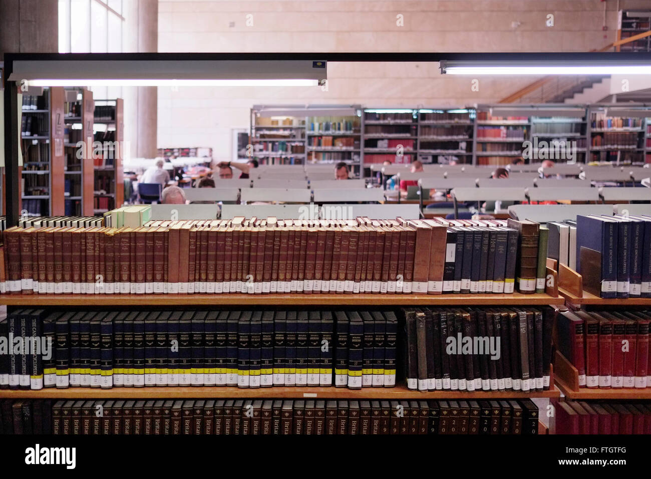 La salle de lecture de la Bibliothèque nationale israélienne sur le campus de Givat RAM de l'Université hébraïque de Jérusalem, le 28 mars 2016. La Bibliothèque nationale d'Israël est la bibliothèque consacrée à la collecte des trésors culturels d'Israël et du patrimoine juif. La bibliothèque possède plus de 5 millions de livres et possède les plus grandes collections au monde d'Hebraica et de Judaïca, et est le dépôt de nombreux manuscrits, livres et objets rares et uniques. Banque D'Images