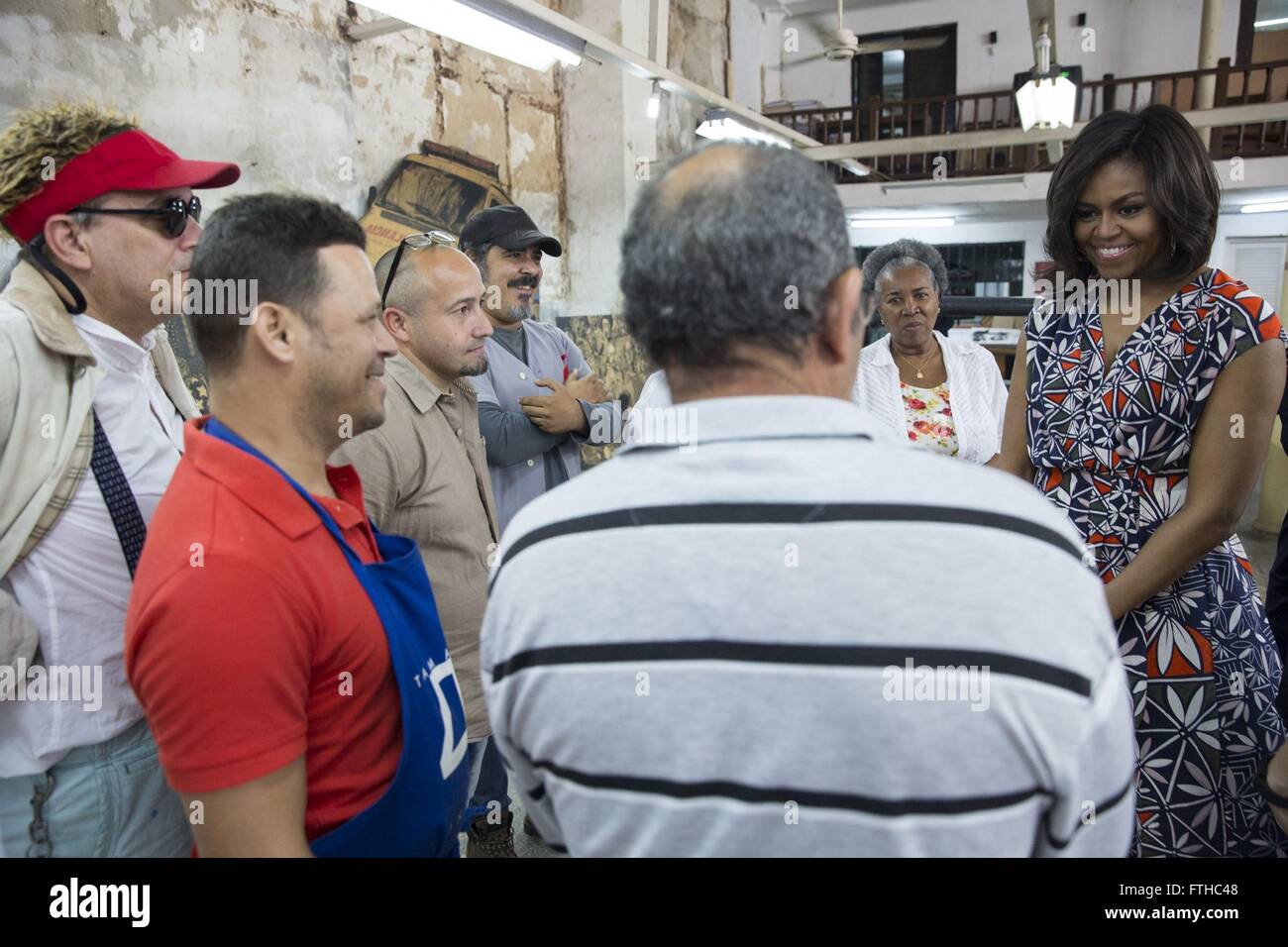 La première dame des États-Unis Michelle Obama parle avec les artistes après la tournée Taller de Grafica 22 mars 2016 à La Havane, Cuba. Banque D'Images