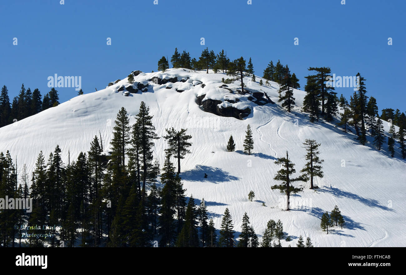 Les pics couverts de neige, le lac Tahoe, CA Banque D'Images