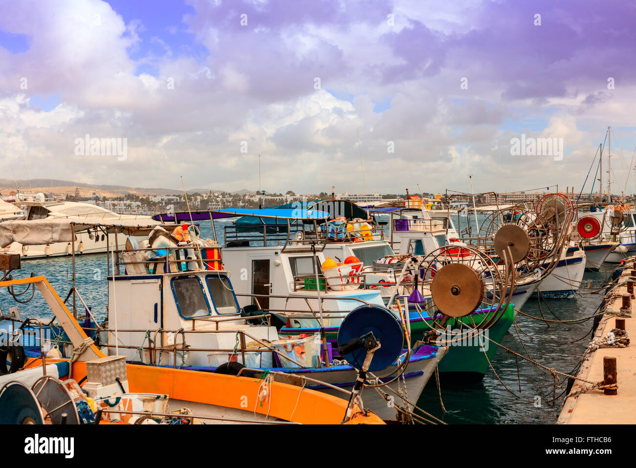 Ligne de bateaux de pêche dans le port de Paphos. Banque D'Images