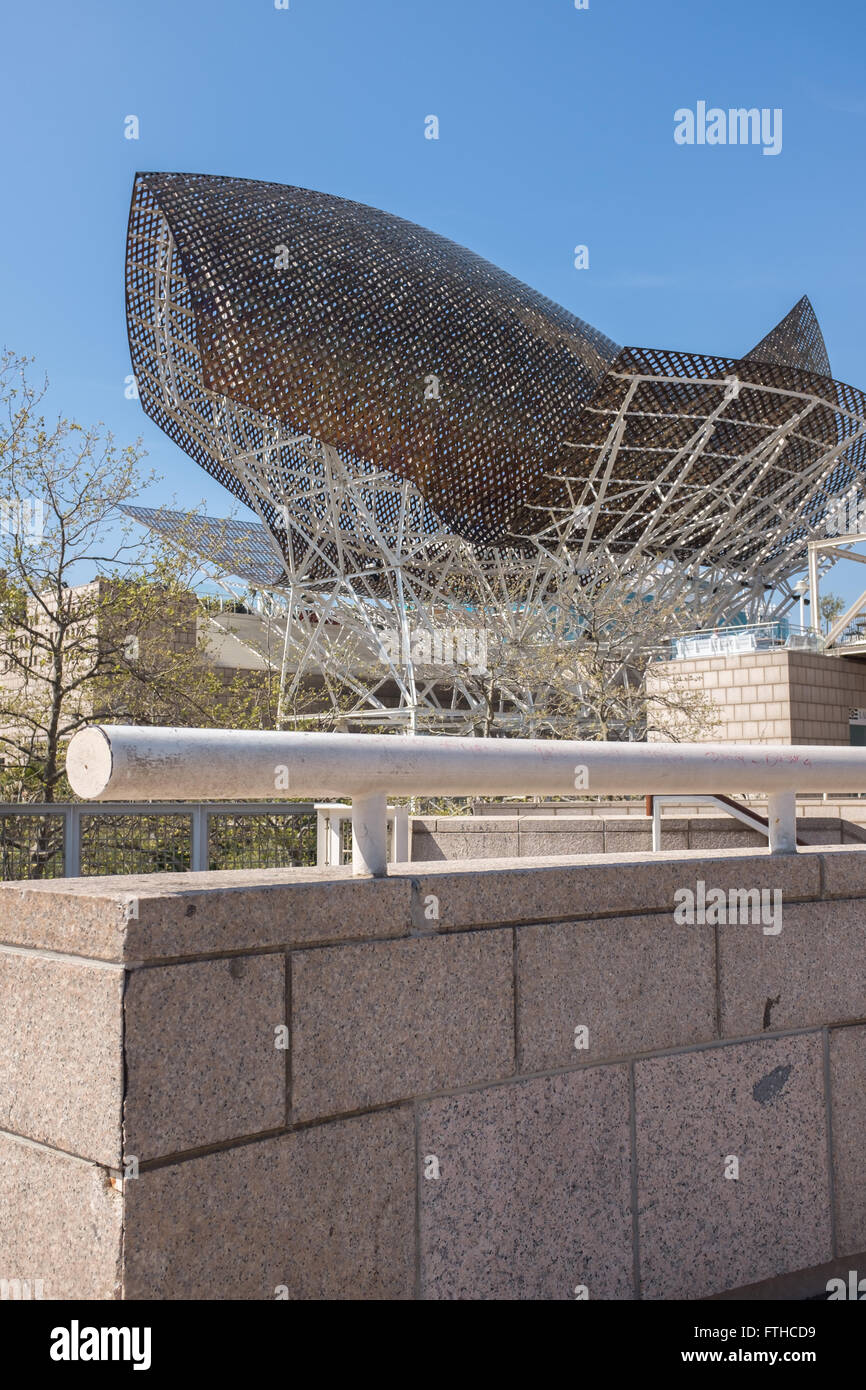 Sculpture de poisson peix par frank o gehry au port olimpic Banque de