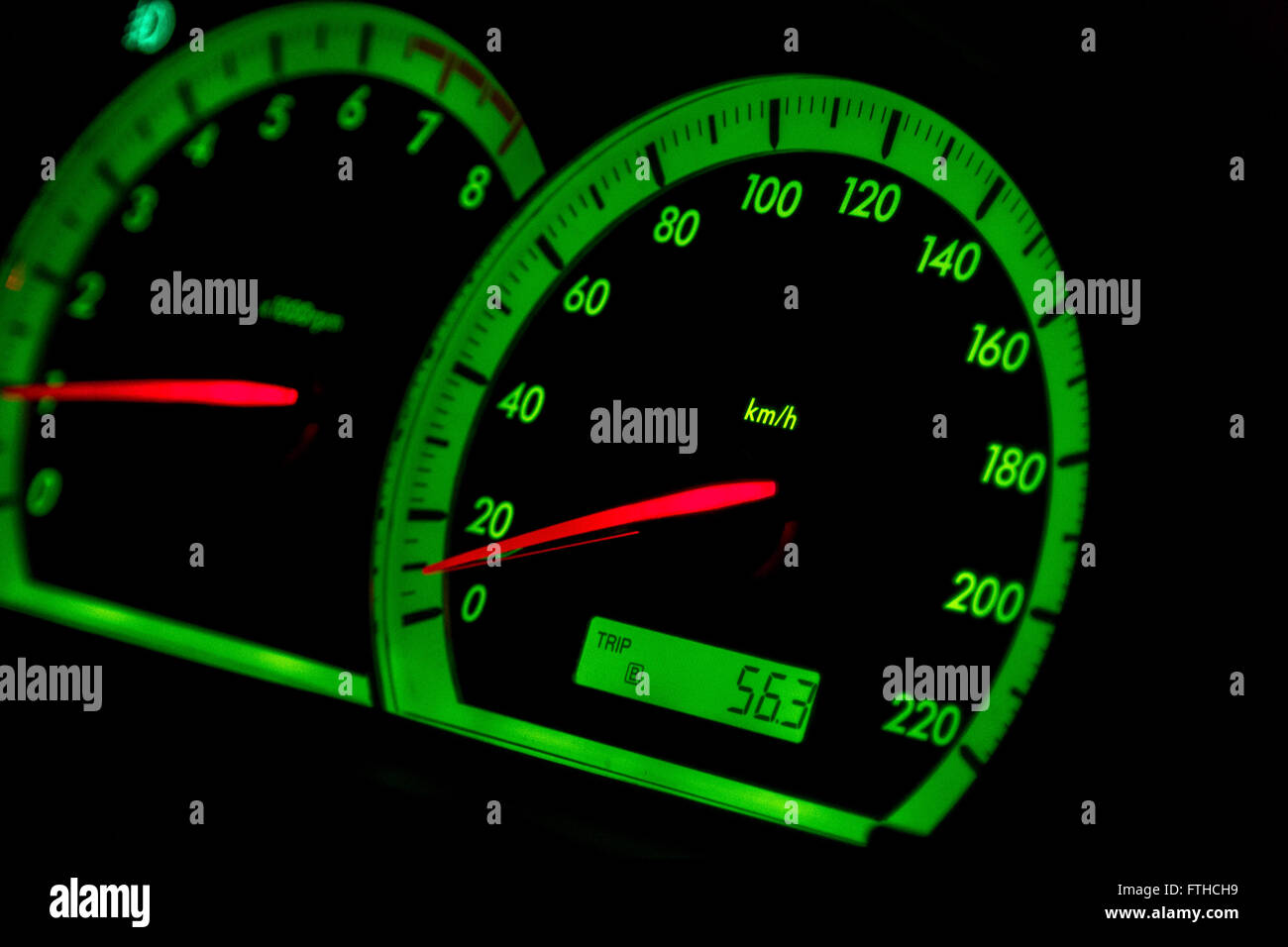 Motometer et vert en surbrillance de l'indicateur de vitesse dans une voiture de nuit Banque D'Images