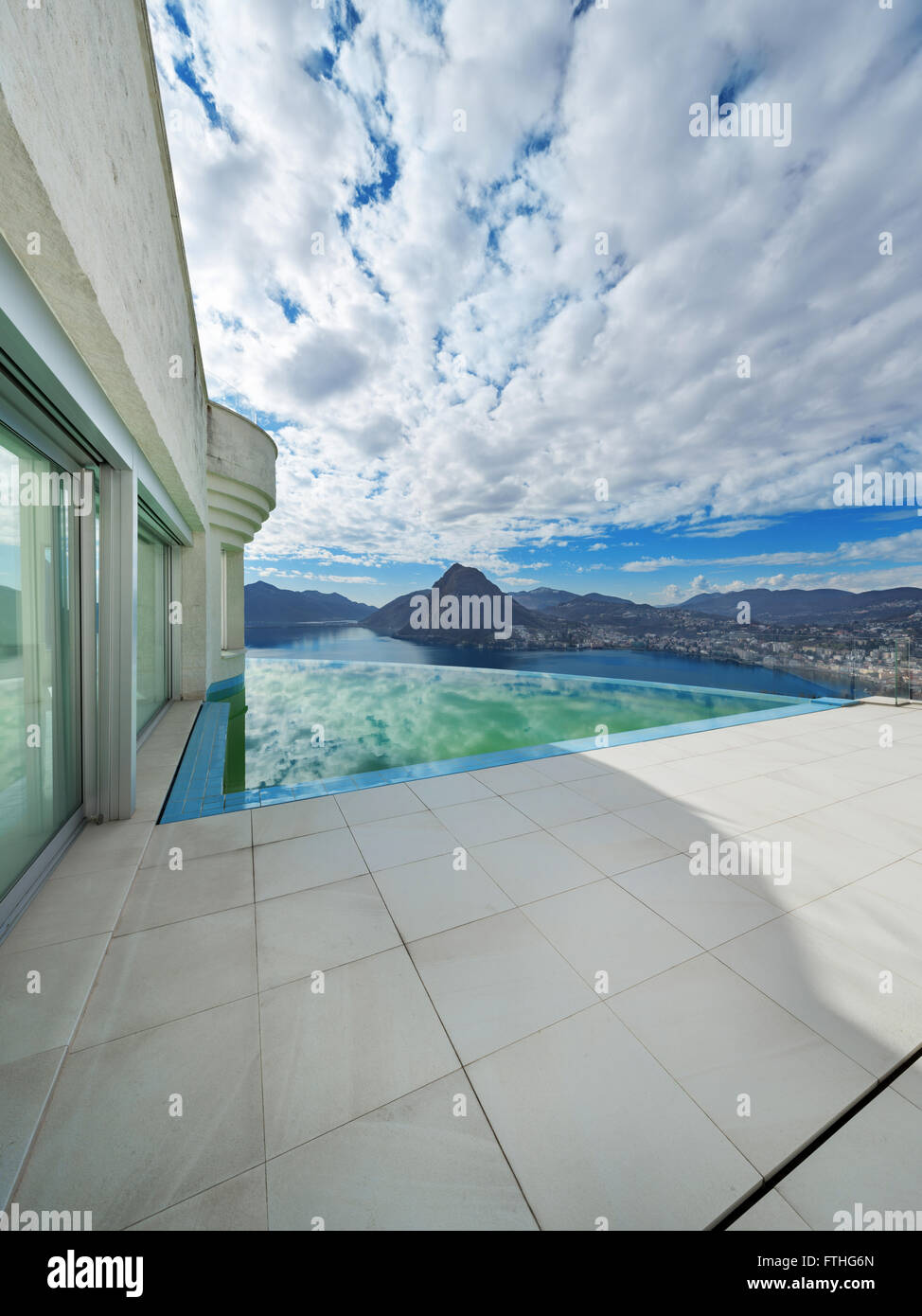 Architecture, paysage magnifique d'une maison moderne avec piscine à débordement Banque D'Images