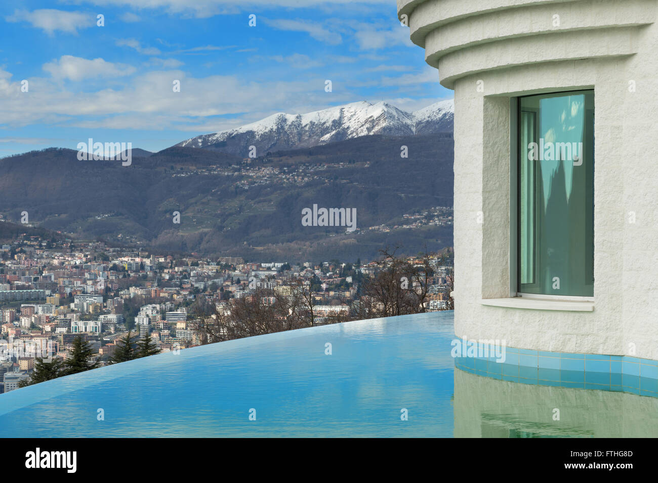 Architecture, paysage magnifique d'une maison moderne avec piscine à débordement Banque D'Images