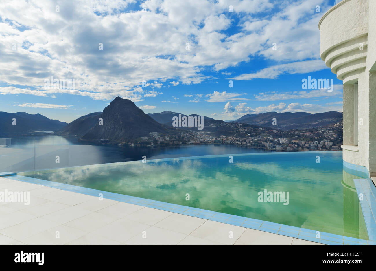 Beau paysage d'une maison moderne avec piscine à débordement Banque D'Images