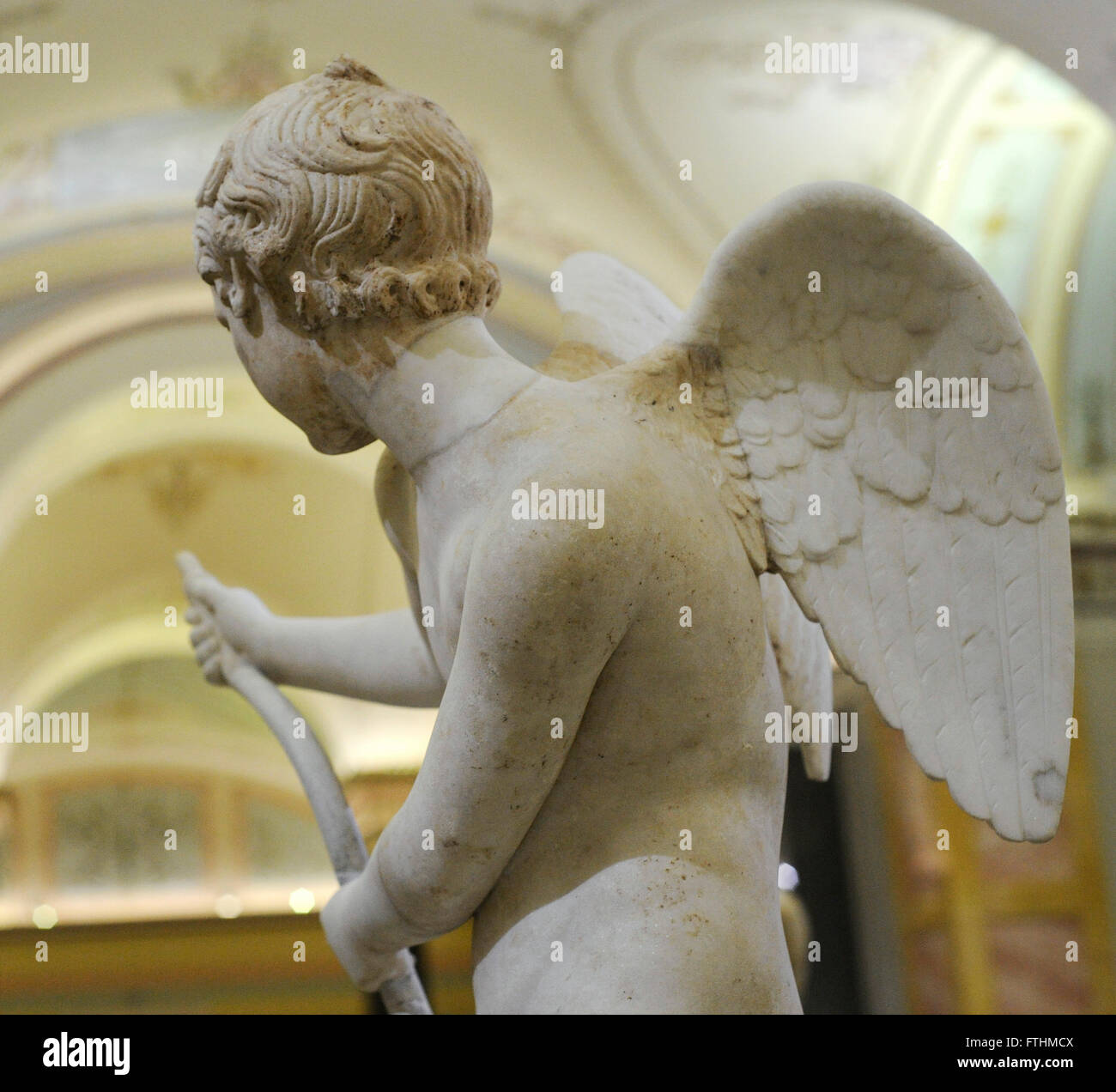 Eros dimensions son arc. En. Travail de Romain. 2ème ANNONCE de siècle. Après l'original grec du 4ème siècle avant JC. par Lysippe. Dieu d'amour, fils d'Aphrodite. Le Musée de l'Ermitage. Saint Petersburg. La Russie. Banque D'Images
