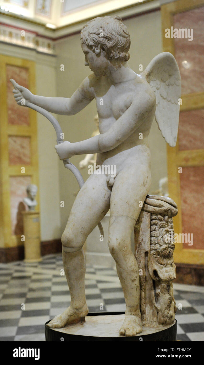 Eros dimensions son arc. En. Travail de Romain. 2ème ANNONCE de siècle. Après l'original grec du 4ème siècle avant JC. par Lysippe. Dieu d'amour, fils d'Aphrodite. Le Musée de l'Ermitage. Saint Petersburg. La Russie. Banque D'Images