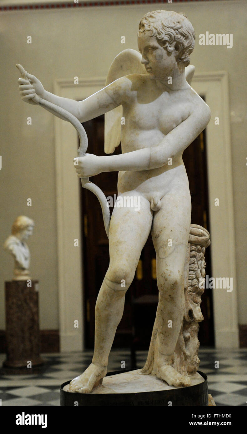 Eros dimensions son arc. En. Travail de Romain. 2ème ANNONCE de siècle. Après l'original grec du 4ème siècle avant JC. par Lysippe. Dieu d'amour, fils d'Aphrodite. Le Musée de l'Ermitage. Saint Petersburg. La Russie. Banque D'Images