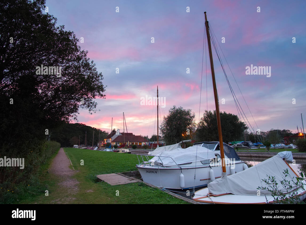 Bateaux à voile au coucher du soleil sur la hickling staithe norfolk uk Banque D'Images