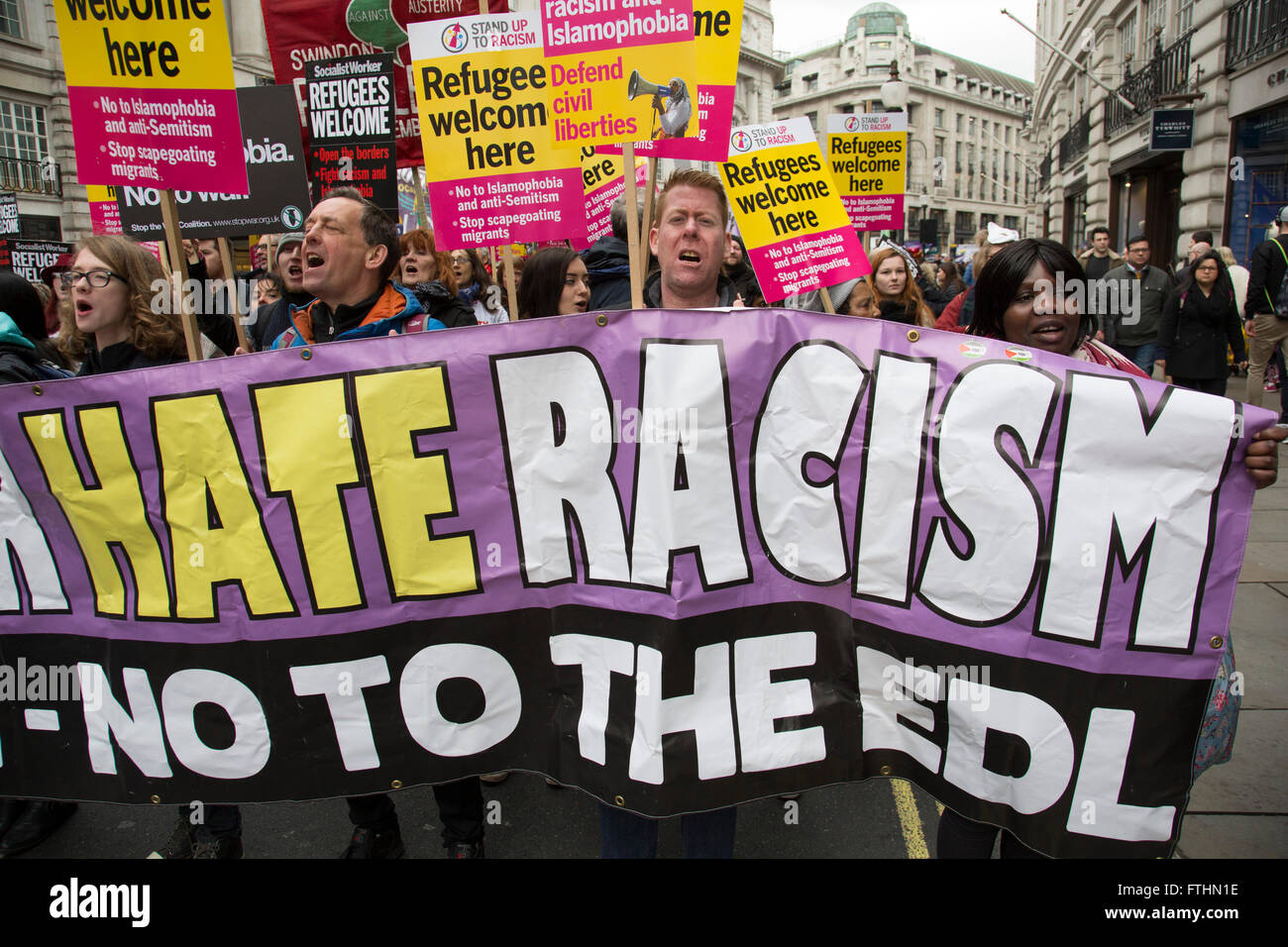 Des manifestants lors d'Anti-racisme démonstration jour dirigé par Stand Up au racisme le 19 mars 2016 à Londres, Royaume-Uni. Stand Up au racisme a conduit certains des plus grandes mobilisations anti-racistes en Grande-Bretagne de la dernière décennie, debout pour protester contre le racisme, l'Islamophobie, l'antisémitisme et le fascisme. Banque D'Images