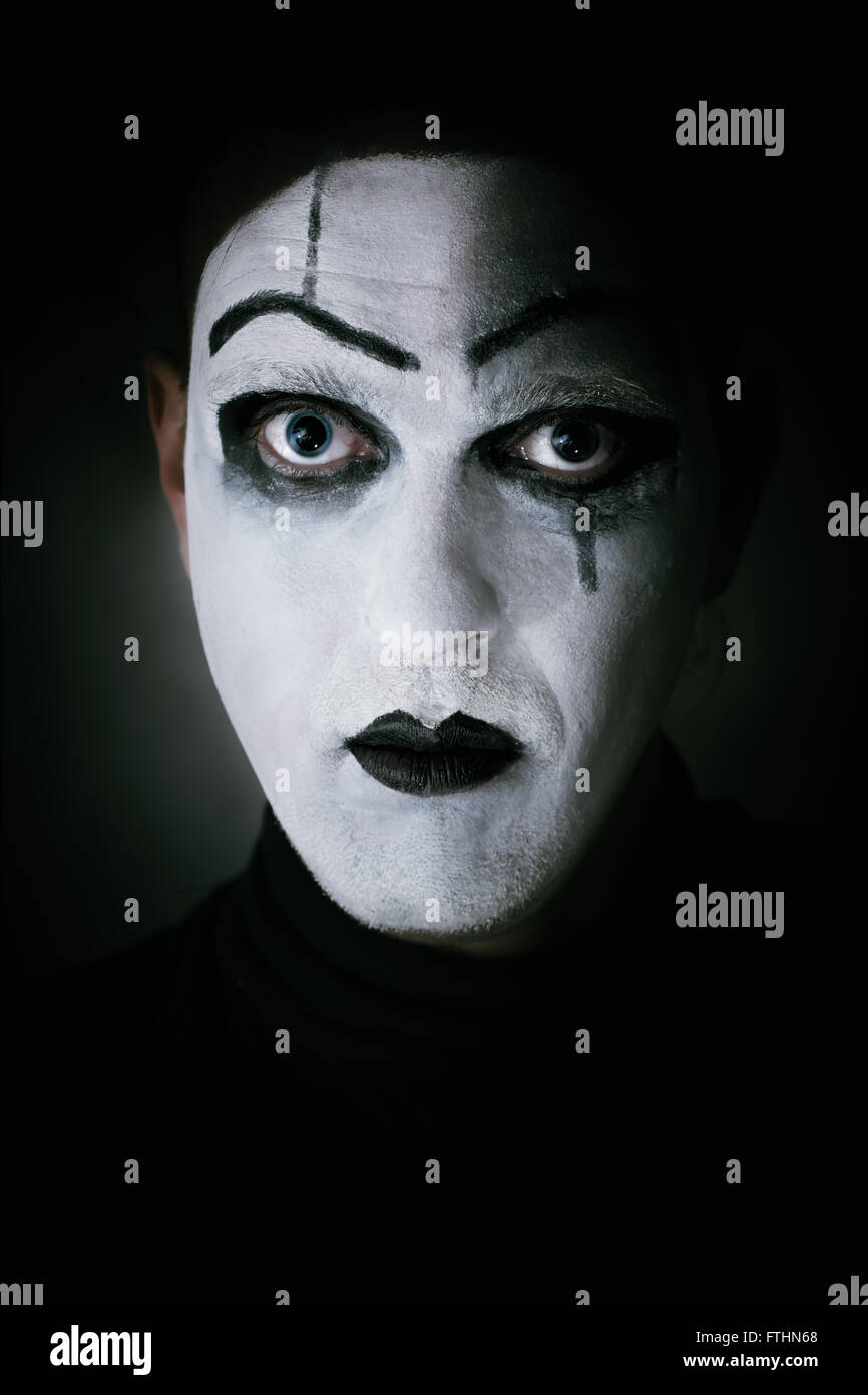 Portrait sombre de l'acteur en mime maquillage sur son visage Banque D'Images