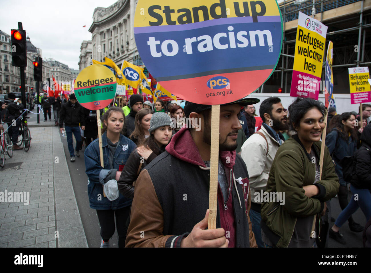 Des manifestants lors d'Anti-racisme démonstration jour dirigé par Stand Up au racisme le 19 mars 2016 à Londres, Royaume-Uni. Stand Up au racisme a conduit certains des plus grandes mobilisations anti-racistes en Grande-Bretagne de la dernière décennie, debout pour protester contre le racisme, l'Islamophobie, l'antisémitisme et le fascisme. Banque D'Images