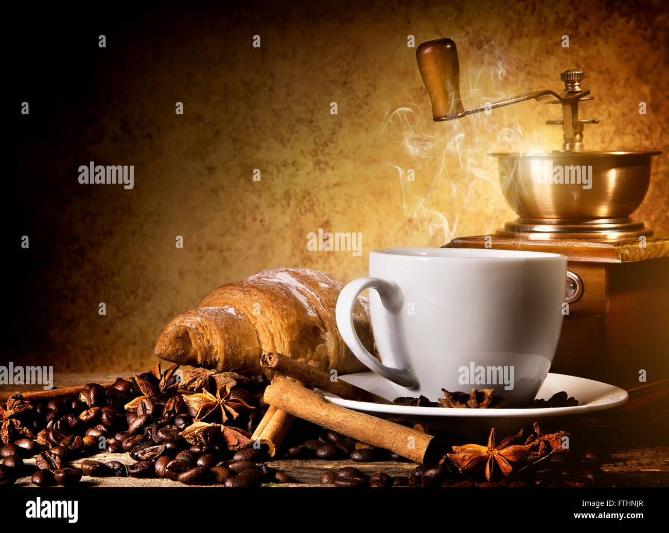 Le café avec des croissants frais et moulin à café Banque D'Images