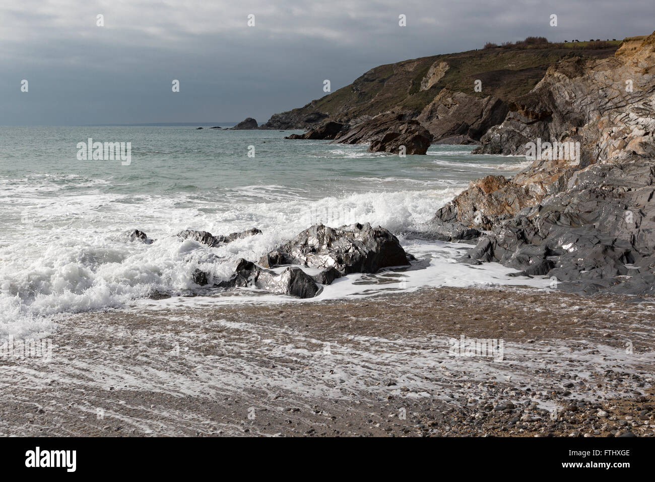 Le fracas des vagues dans une belle crique près du cap Lizard, Cornwall Banque D'Images