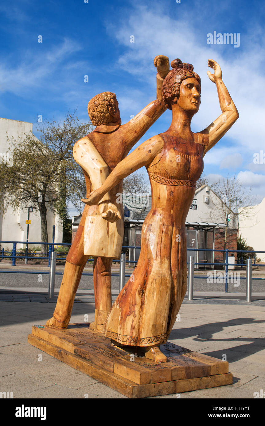 Sculpture en bois de Lord Byron et de sa femme Annabella Milbanke en dehors de la Byron Place shopping centre, Seaham, SW England, UK Banque D'Images