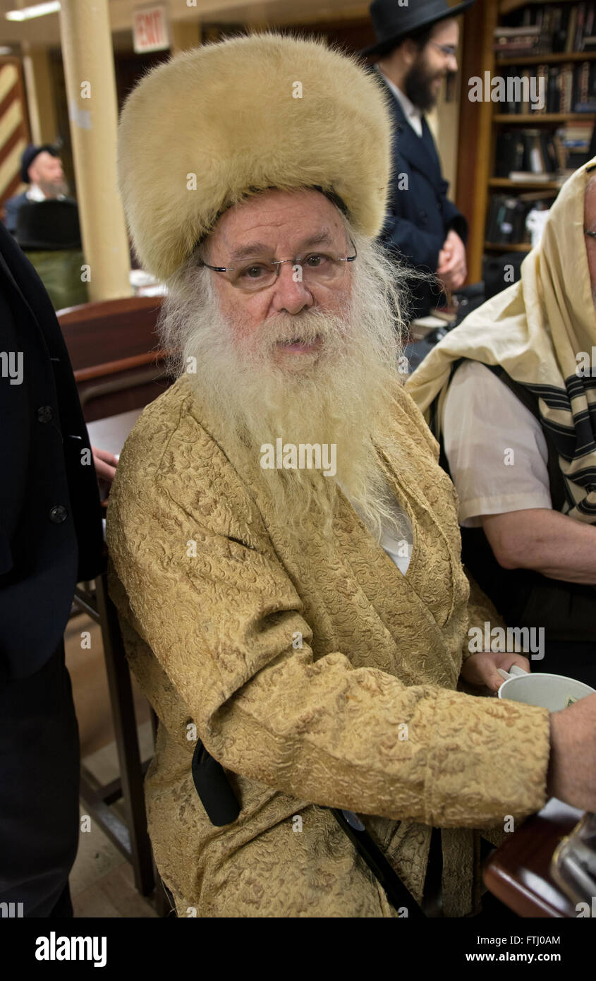 Portrait d'un rabbin dans une synagogue portant un chapeau de couleur crème  et veston lors de Pourim services dans Brooklyn, New York Photo Stock -  Alamy