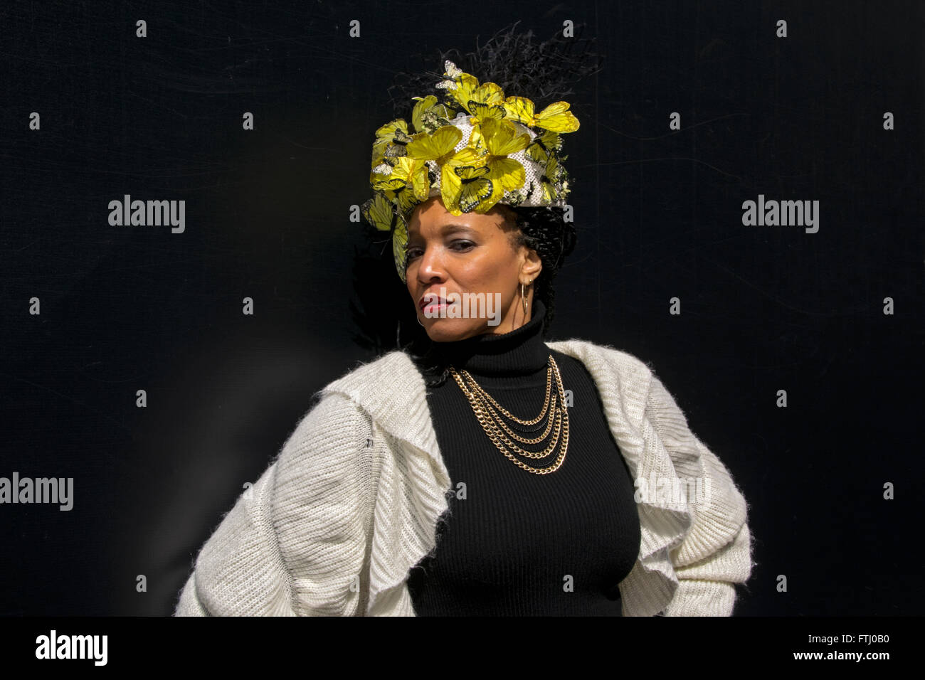 Une belle femme d'âge moyen dans un chapeau orné de papillons avec le Dimanche de Pâques à Midtown Manhattan, New York. Banque D'Images