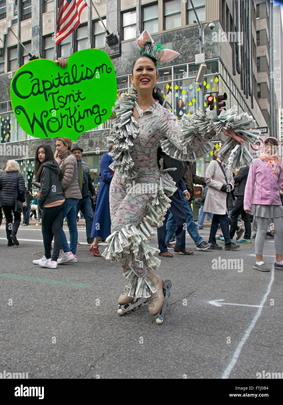 Marni Halasa l'argent Bunny manifestant contre le capitalisme à l'Easter Parade sur la Cinquième Avenue à Manhattan, NYC Banque D'Images