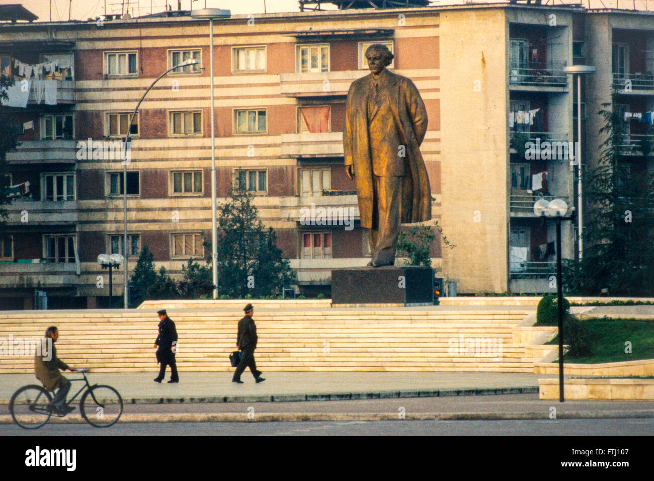 La statue d'Enver Hoxha, le fondateur de l'état communiste, Tirana, 1990 Banque D'Images