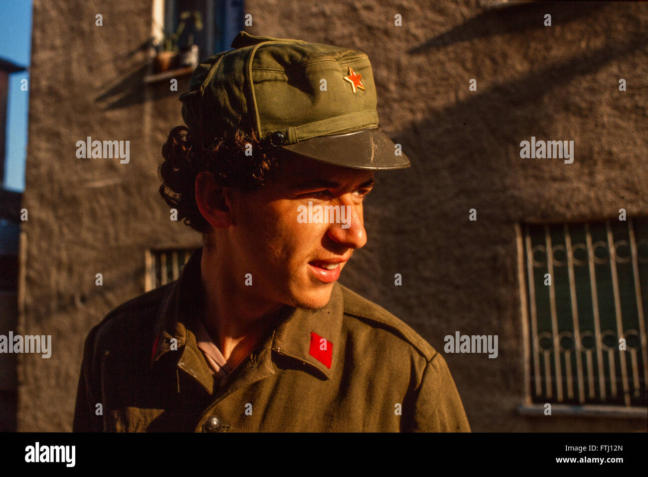 Jeune soldat en uniforme, Durres, Albanie, 1990. Banque D'Images