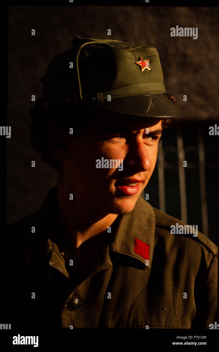 Jeune soldat en uniforme, Durres, Albanie, 1990. Banque D'Images