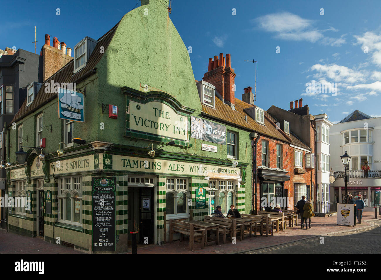 Après-midi ensoleillé dans les Lanes, Brighton, Angleterre. Banque D'Images