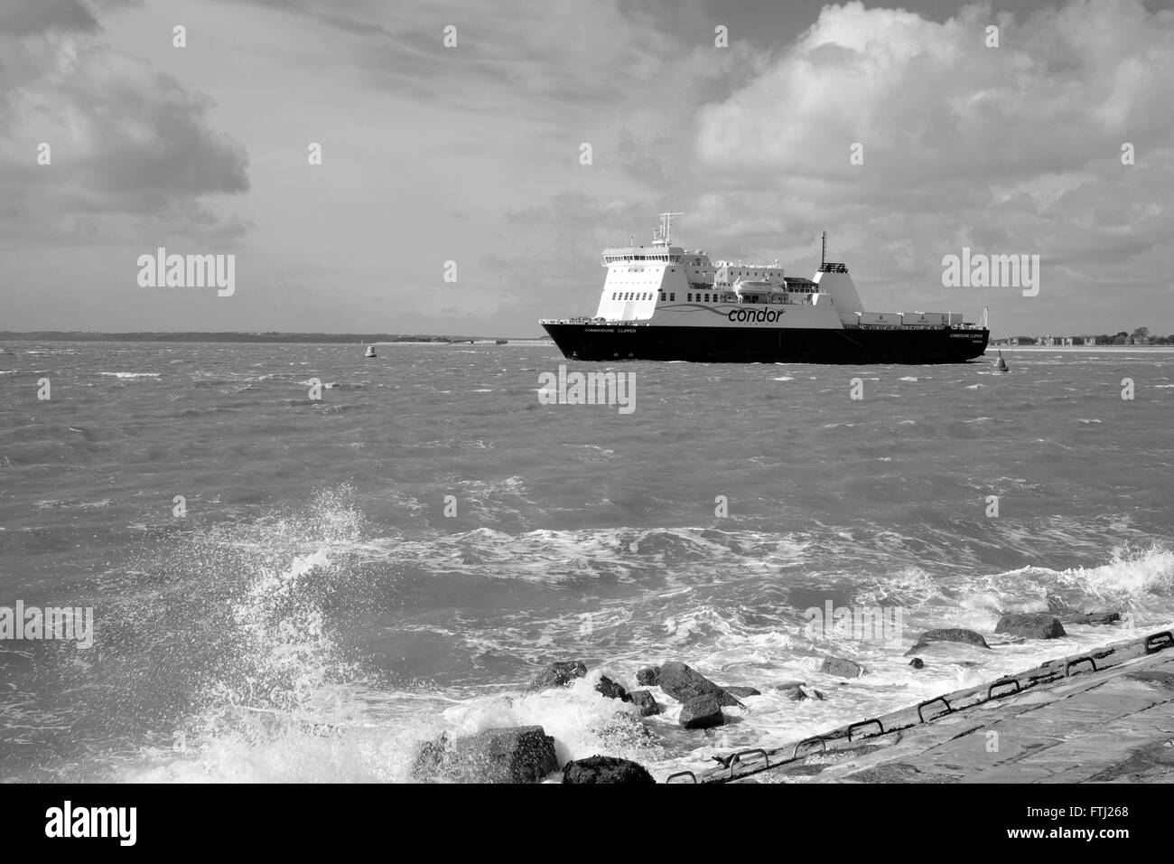 Navire dans une mer de lendemain de tempête katie dans le solent sur front de mer de Southsea england uk Banque D'Images