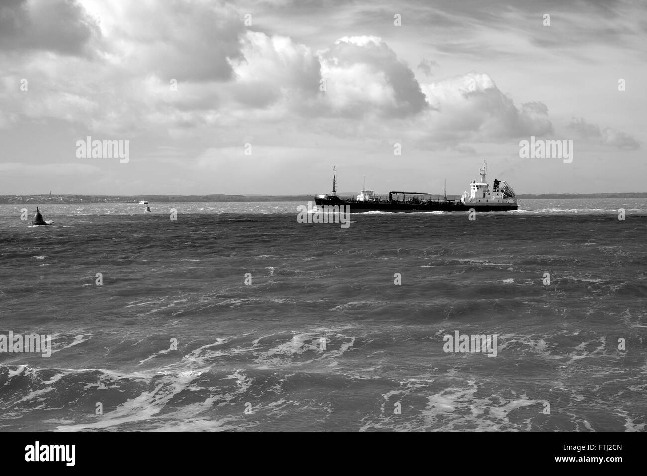 Navire dans une mer de lendemain de tempête katie dans le solent sur front de mer de Southsea england uk Banque D'Images