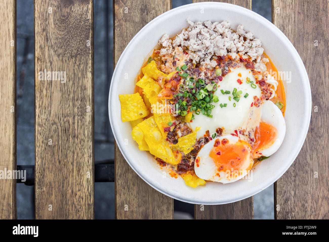 Bol de nouilles avec des légumes et des œufs durs sur table en bois. délicieux et nouilles. Nouilles instantanées nouilles chaudes..rapide fait maison Banque D'Images