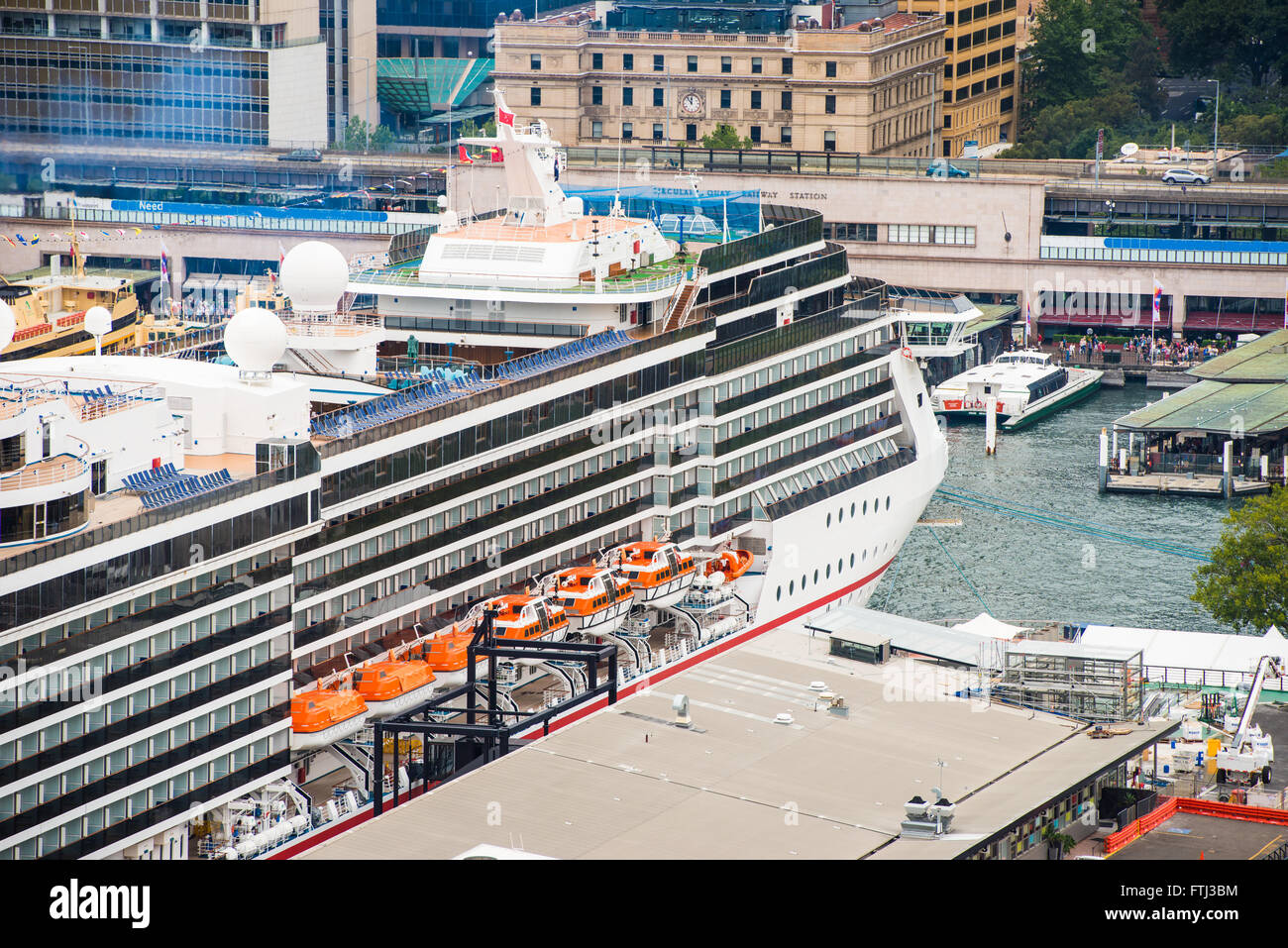 Paquebot de croisière de luxe, Radiance of the Seas, accosté à Circular Quay et les passagers débarquent. Banque D'Images