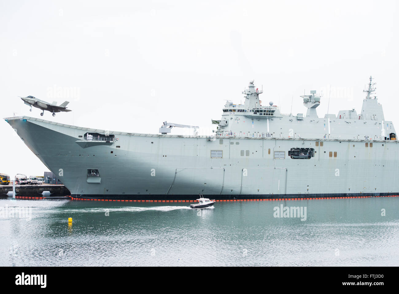 Avion au décollage en porte-avion Banque D'Images