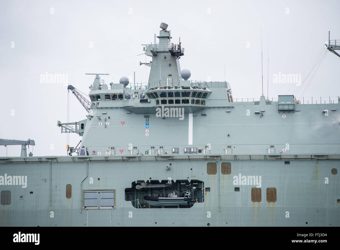 Le porte-avions dans la mer Banque D'Images