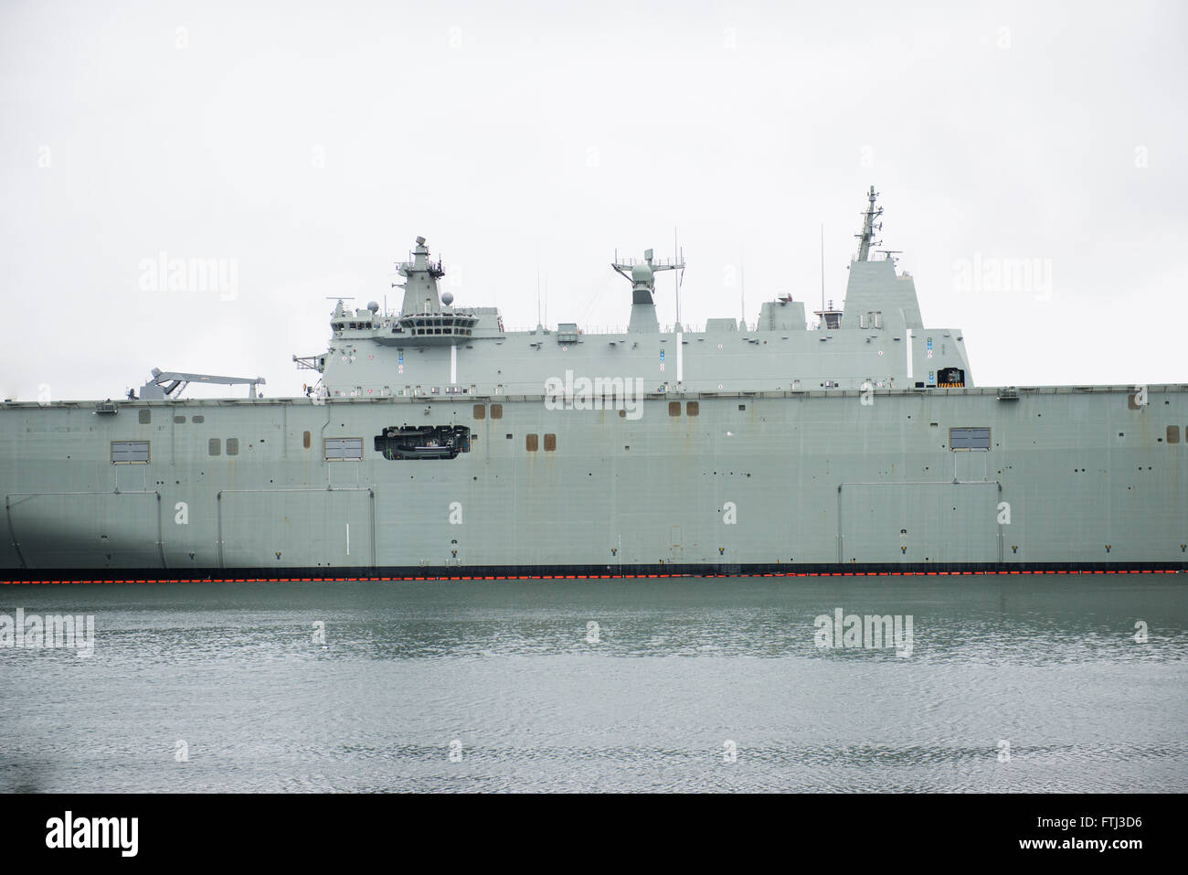 Le porte-avions dans la mer Banque D'Images