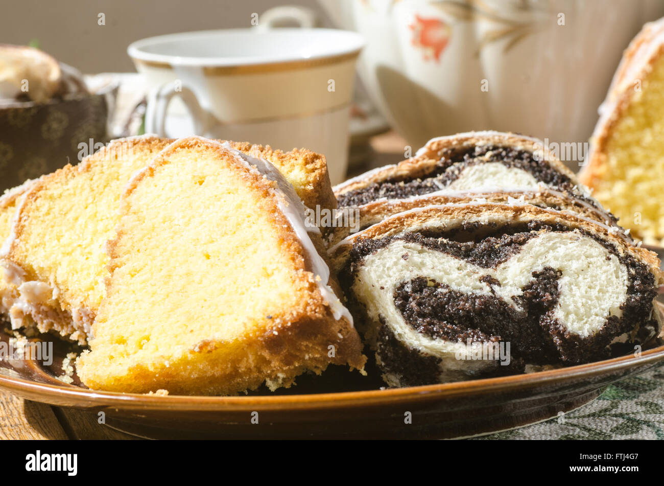 Tasse de thé et des gâteaux sur la table Banque D'Images