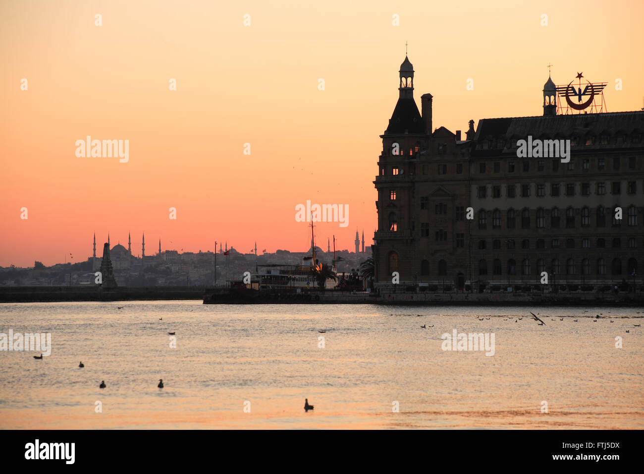 Istanbul, Turquie - le 7 juillet 2015 : la gare de Haydarpasa au coucher du soleil. Vue sur l'Europe de l'Asie sur le Bosphore Banque D'Images