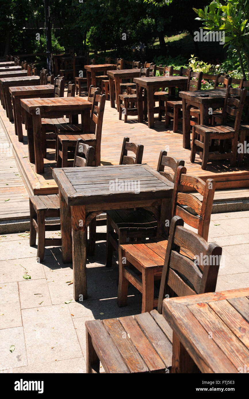 Tables et chaises en bois vides en été outdoor cafe Banque D'Images