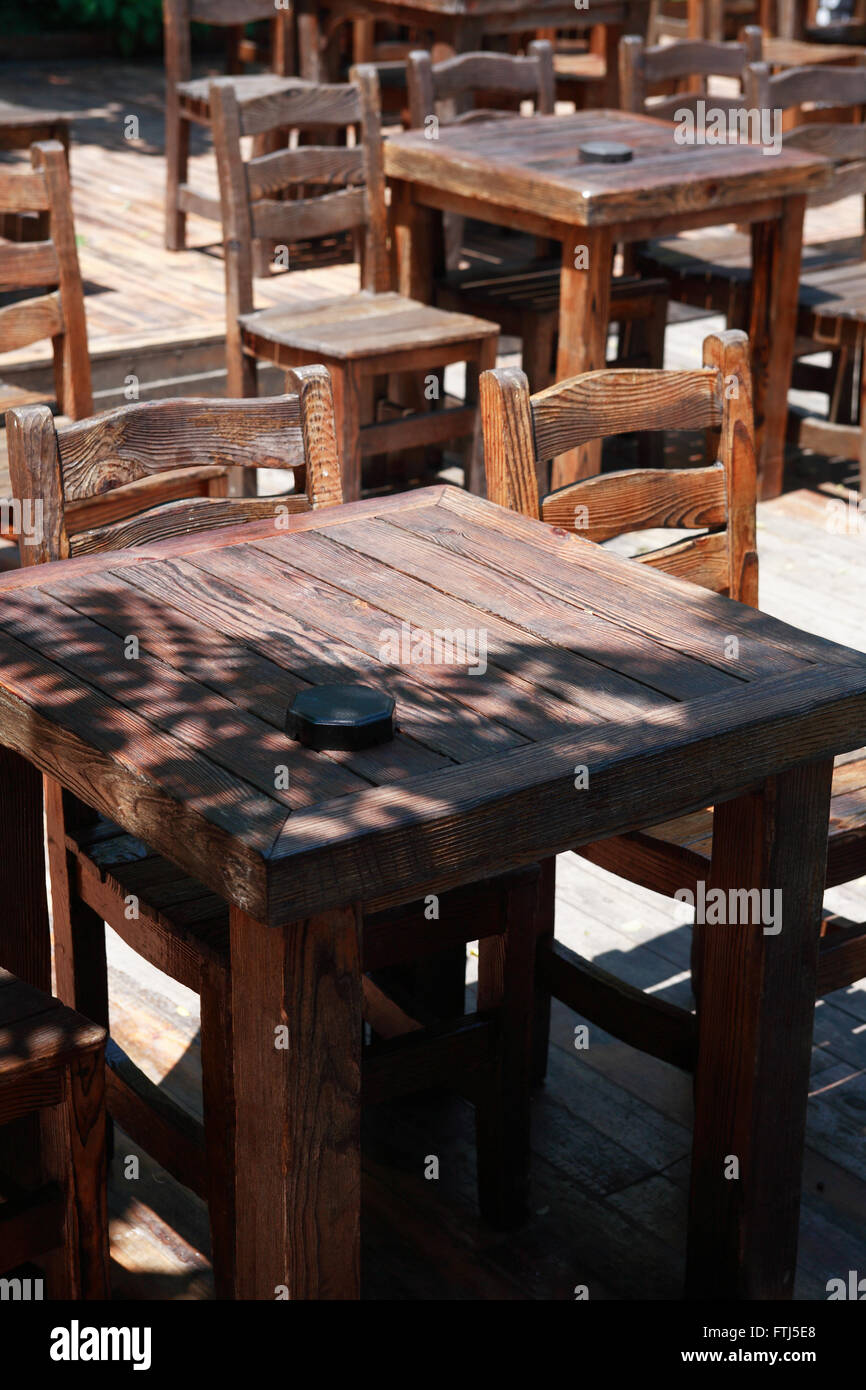 Tables et chaises en bois vides en été outdoor cafe Banque D'Images