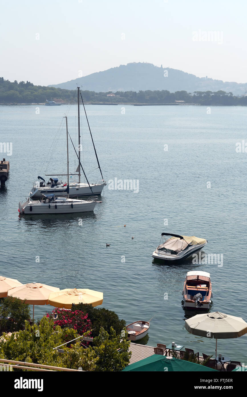 Sur Nice quartier petit port avec les yachts et bateaux près de cafe sur le quai Banque D'Images