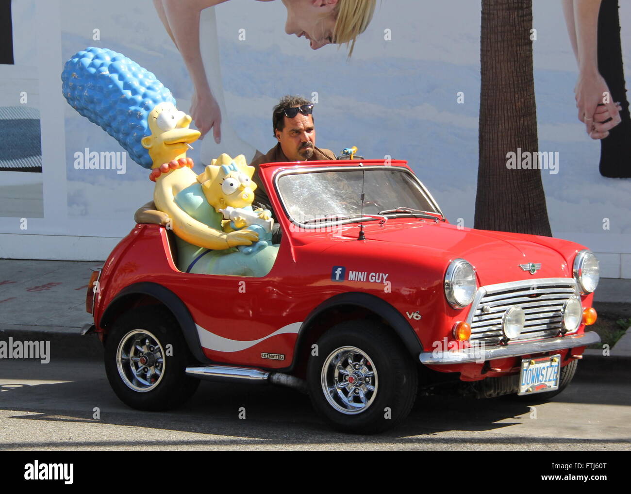 Mannequins de Marge Simpson de caractères et le bébé de la Maggie TV show américain d'animation Les Simpson conduit autour dans un MiniGuy convertible rouge à Los Angeles, Californie comprend : Marge Simpson, Maggie Simpson bébé dummies Où : Los Angeles, Califor Banque D'Images