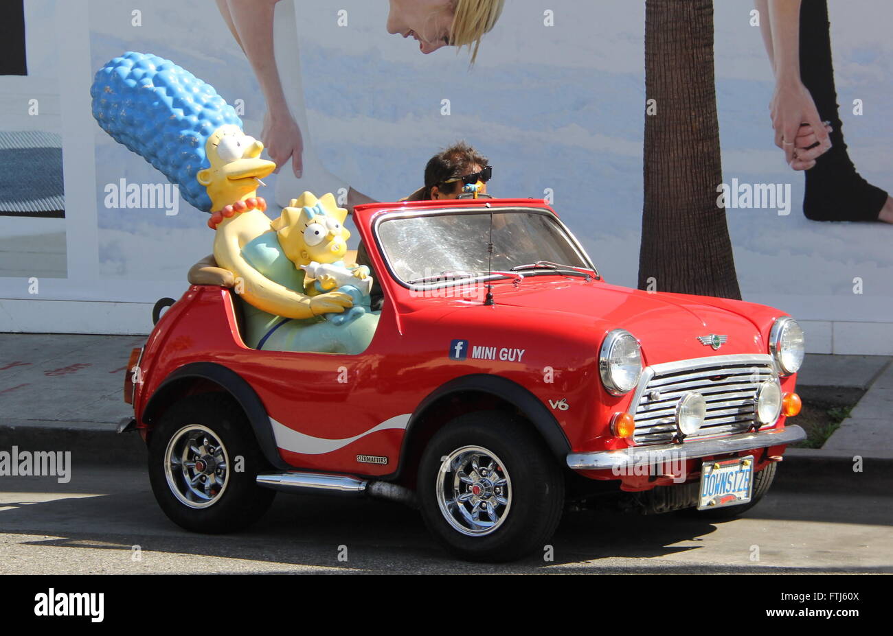 Mannequins de Marge Simpson de caractères et le bébé de la Maggie TV show américain d'animation Les Simpson conduit autour dans un MiniGuy convertible rouge à Los Angeles, Californie comprend : Marge Simpson, Maggie Simpson bébé dummies Où : Los Angeles, Califor Banque D'Images