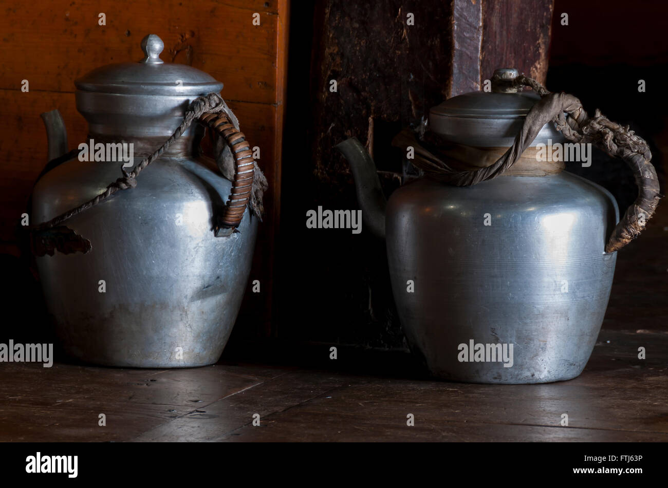 Deux pots métalliques utilisés dans les monastères bouddhistes Banque D'Images