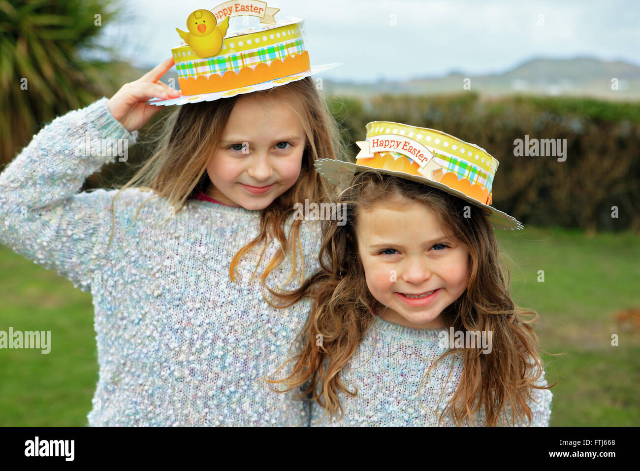 Sœurs portant leurs bonnets de Pâques Banque D'Images