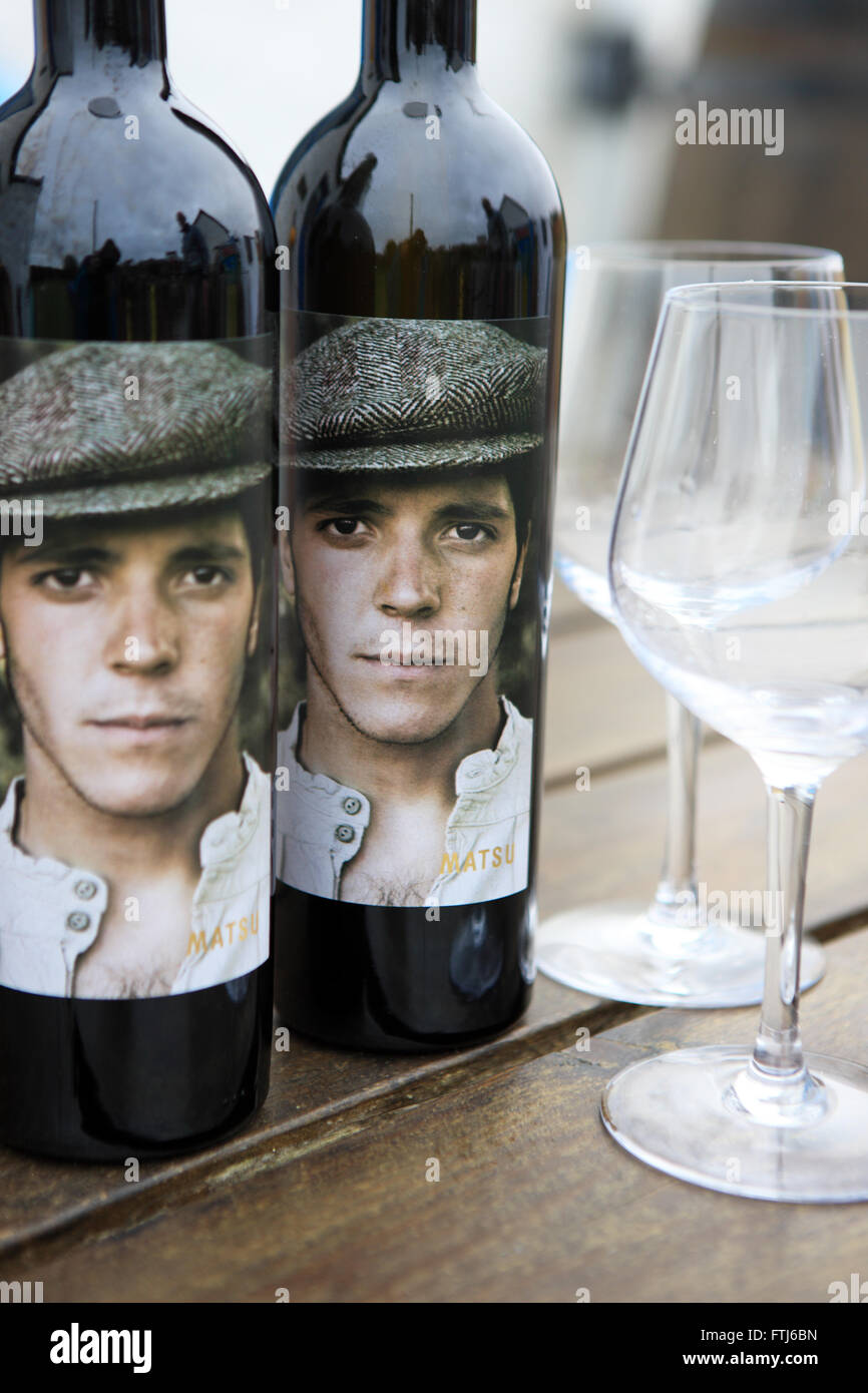 Bouteilles de Matsu El Picaro 2014 Vin rouge espagnol avec une couple de verres vides prêts à être remplis Banque D'Images
