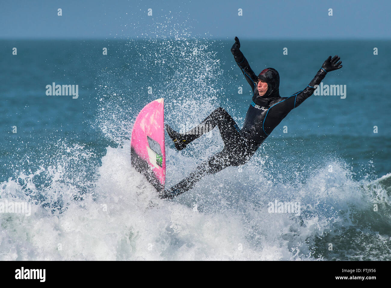 Le surfeur, Luc Embleton spectaculaire en action de surf à la plage de Fistral, Newquay, Cornwall, Angleterre. Banque D'Images