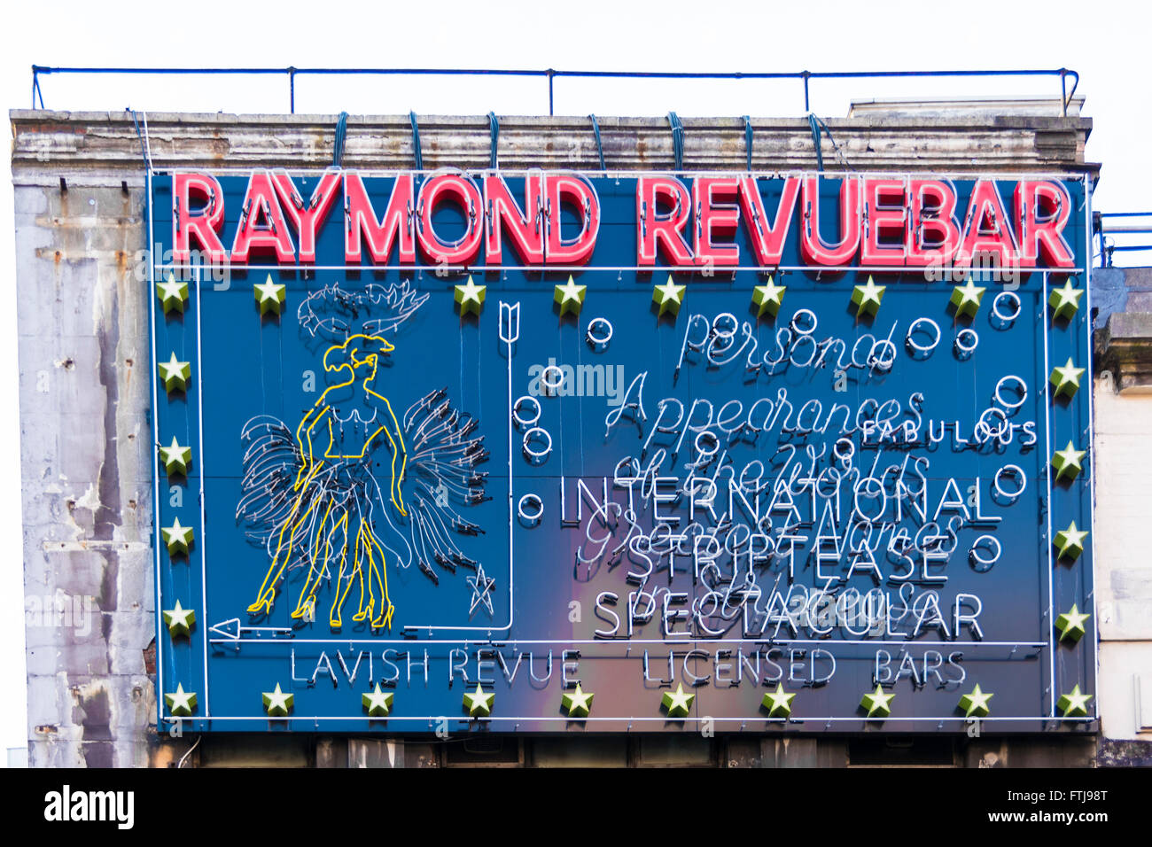 Enseigne lumineuse au néon à l'extérieur de l'ancien bar Raymond Revue sur Brewer Street, Soho, Central London, Angleterre, Royaume-Uni Banque D'Images