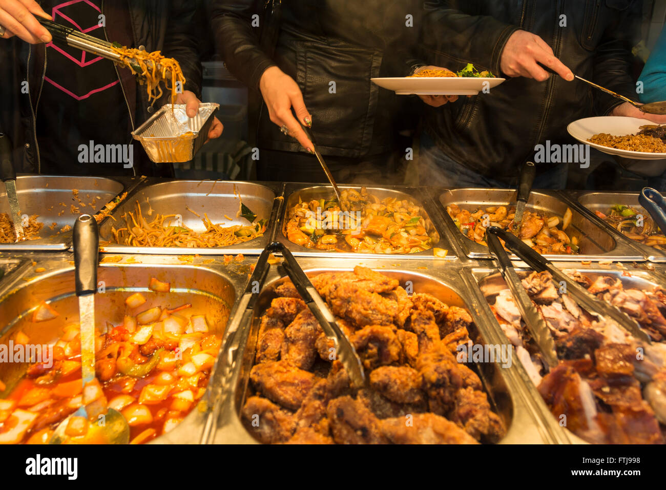 Les clients eux-mêmes servant un buffet chinois au restaurant à Soho, Londres, UK Banque D'Images